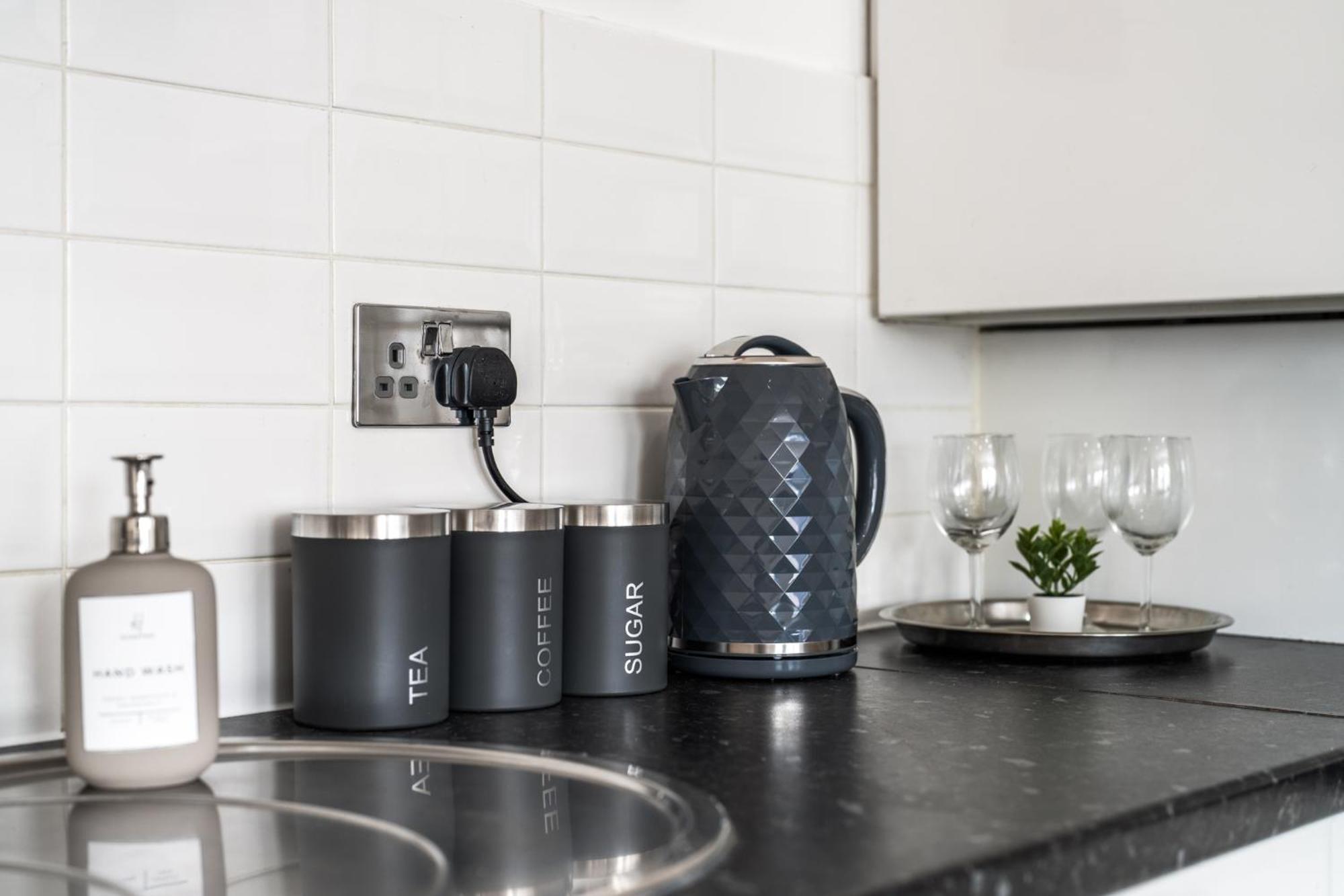 Central Watford Retreat By Hampton - Ideal For Contractors & Leisure Guestsアパートメント エクステリア 写真
